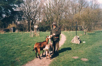 Sente de la chèvre qui bâille : Bichette, Roussette palabrent avec Jean Sente de la chèvre qui bâille : Bichette, Roussette palabrent avec Jean
